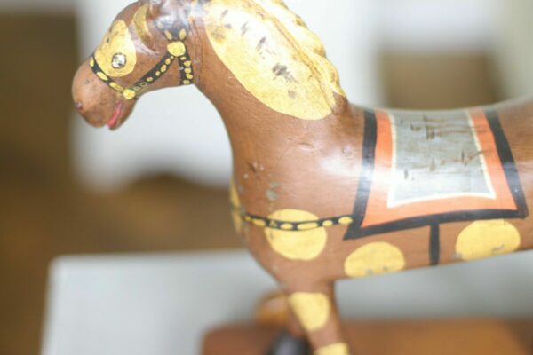 Holzpferd handbemalt Rollen trojanisches Pferd Schaukelpferd Höhe 31,5cm