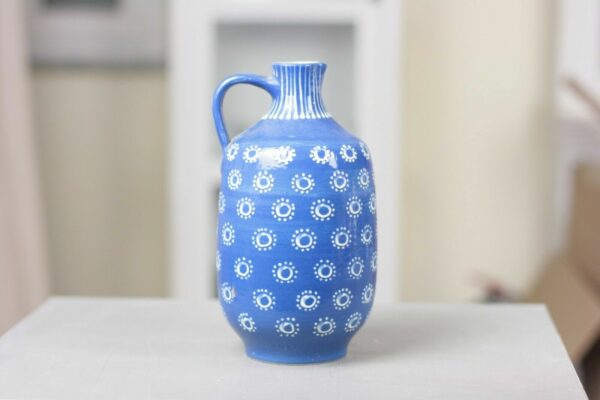 Vase Schenkkrug Krug Keramik blau-weiß Punkte Dots Handdekoriert