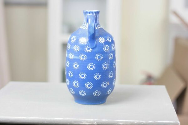 Vase Schenkkrug Krug Keramik blau-weiß Punkte Dots Handdekoriert