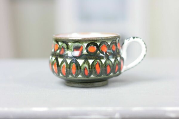 Tasse & Untertasse Anica Kostyan Nikitsch Keramik Handarbeit grün orange 70er