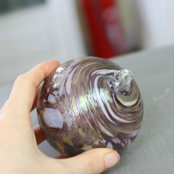 Dekokugel Glaskugel Kugel Glas mundgeblasen handbemalt violett lila weiß